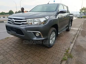 Toyota Hilux SR 2017 Gray