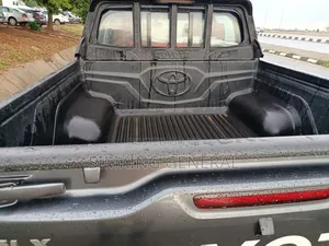 Toyota Hilux SR 2017 Gray