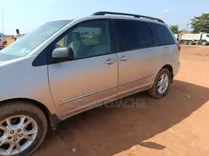 Toyota Sienna 2005 Silver