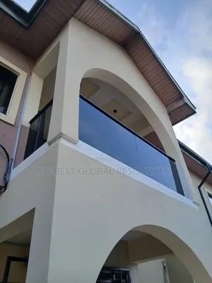 Dark Reflective Glass Frameless Rail