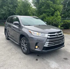 Toyota Highlander XLE 4x4 V6 (3.5L 6cyl 8A) 2017 Gray