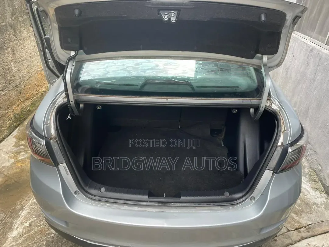 Toyota Yaris 2018 Silver