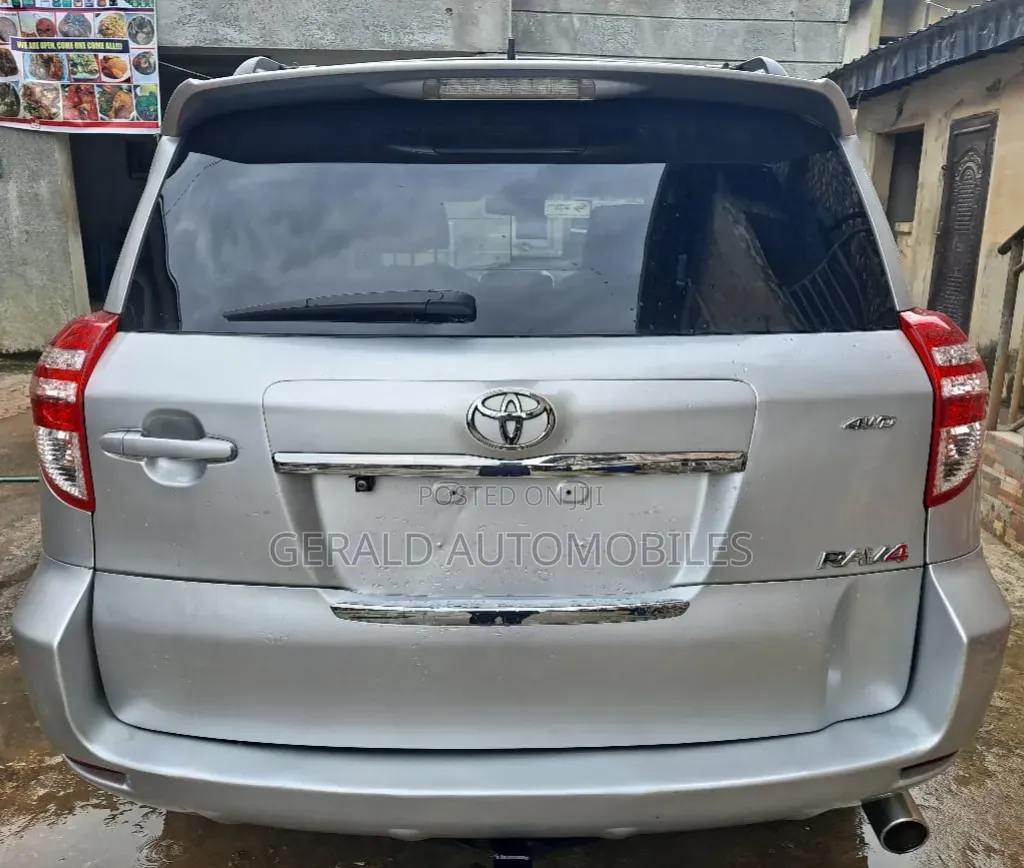 Toyota RAV4 2011 Silver