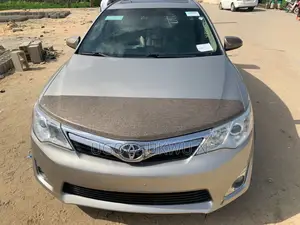 Toyota Camry XLE 4dr Sedan (2.5L 4cyl 6A) 2012 Gold