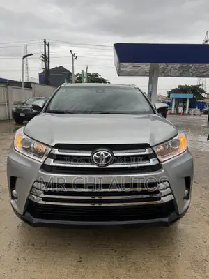 Toyota Highlander XLE 4x4 V6 (3.5L 6cyl 8A) 2018 Gray