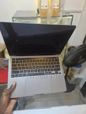 Laptop Apple MacBook Pro 2022 M2 8GB Apple M2 SSD 256GB
