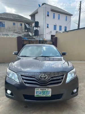 Toyota Camry LE 4dr Sedan (2.5L 4cyl 6A) 2011 Gray