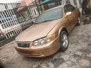 Toyota Camry LE 4dr Sedan (2.2L 4cyl 4A) 2001 Gold