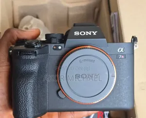 Sony Alpha 7R v Mirrorless Camera – 61MP Full Frame (Body Only)