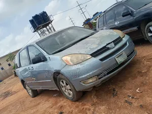 Toyota Sienna 2004 Blue
