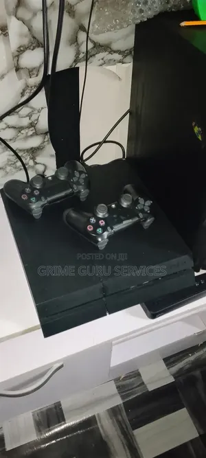 Ps 4 Fat With Two Pads and 10 Games Installed