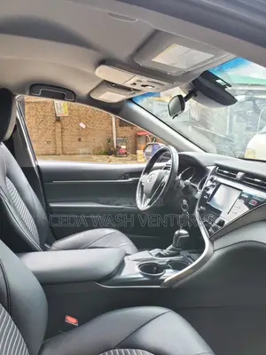 Toyota Camry SE (2.5L 4cyl 8A) 2019 Blue