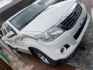 Toyota Hilux 2012 White