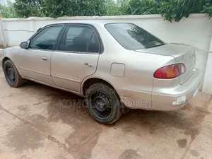 Toyota Corolla 2000 Gold
