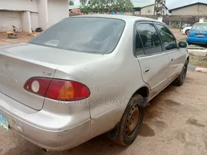Toyota Corolla 2000 Gold