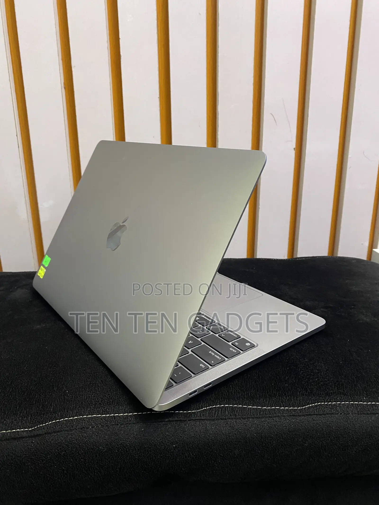 Laptop Apple MacBook Pro 2022 M2 16GB Apple M2 SSD 512GB