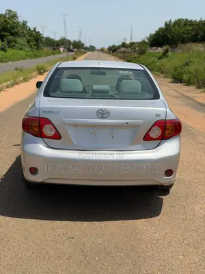 Toyota Corolla LE 4dr Sedan (1.8L 4cyl 4A) 2010 Silver