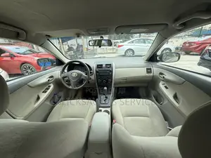 Toyota Corolla LE 4dr Sedan (1.8L 4cyl 4A) 2010 Gold