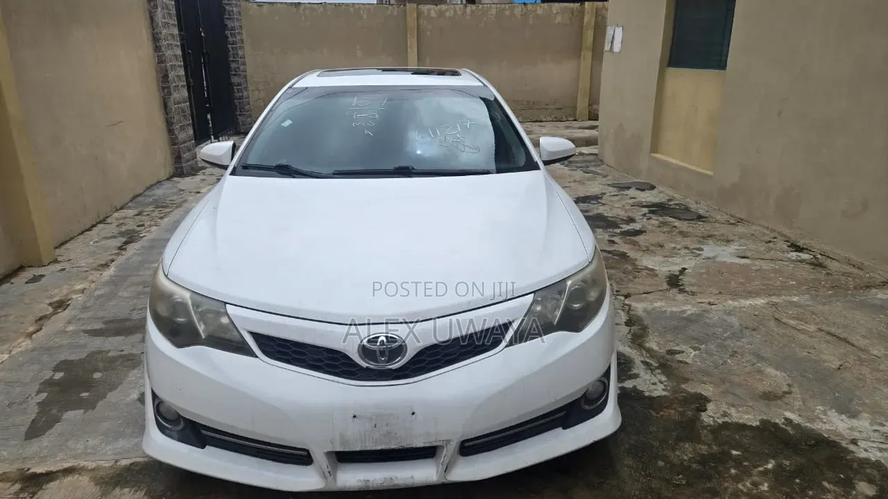 Toyota Camry SE 4dr Sedan (2.5L 4cyl 6A) 2012 White