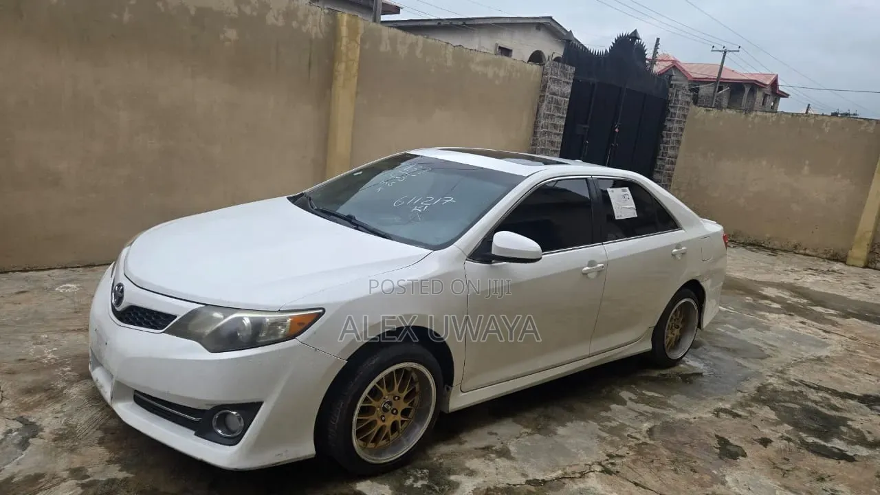Toyota Camry SE 4dr Sedan (2.5L 4cyl 6A) 2012 White