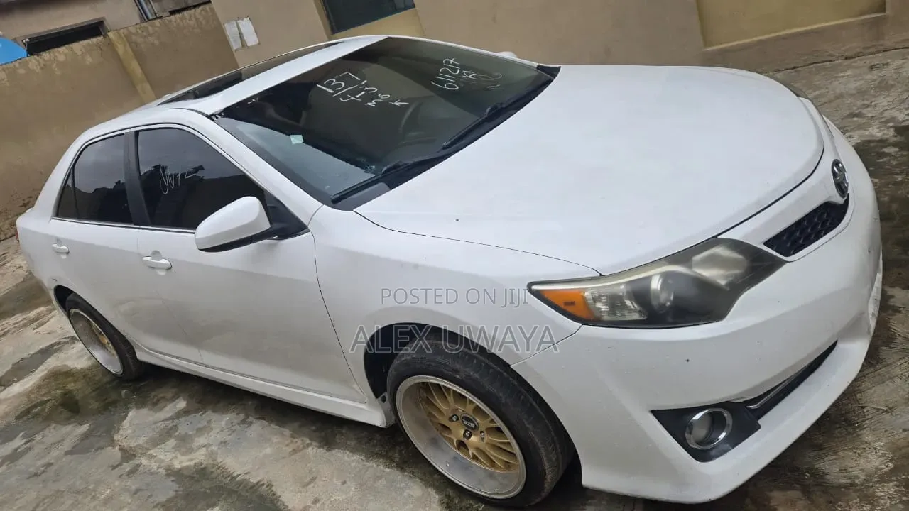 Toyota Camry SE 4dr Sedan (2.5L 4cyl 6A) 2012 White