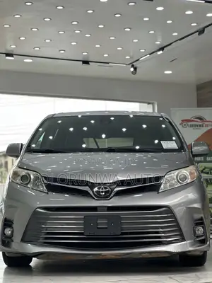 Toyota Sienna XLE (3.5L 6cyl 8A) 2018 Blue