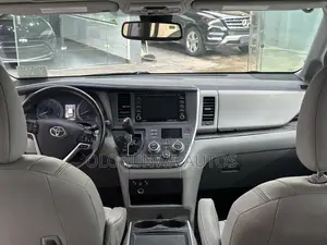 Toyota Sienna XLE (3.5L 6cyl 8A) 2018 Blue