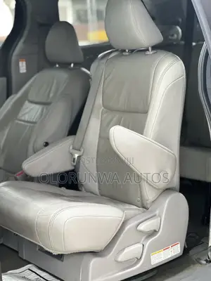 Toyota Sienna XLE (3.5L 6cyl 8A) 2018 Blue