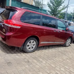 Toyota Sienna 2014 Red