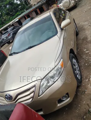Toyota Camry LE 4dr Sedan (2.5L 4cyl 6AM) 2010 Gold
