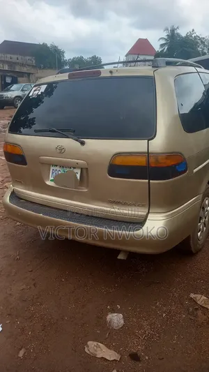 Toyota Sienna 2000 Silver