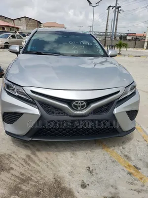 Toyota Camry SE FWD (2.5L 4cyl 8AM) 2018 Silver