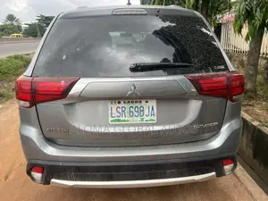 Mitsubishi Outlander SE FWD 2016 Gray