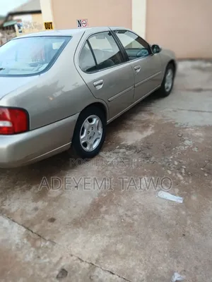 Nissan Altima 2002 Gold