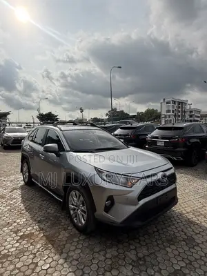 Toyota RAV4 XLE Premium 2021 Silver