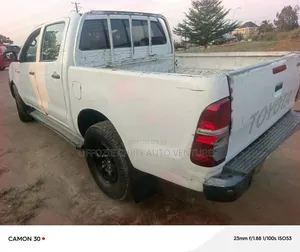 Toyota Hilux 2011 White