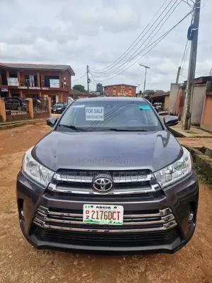 Toyota Highlander LE 4x4 V6 (3.5L 6cyl 8A) 2018 Gray