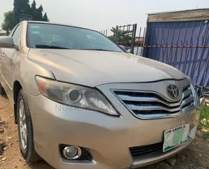 Toyota Camry LE 4dr Sedan (2.4L 4cyl 5A) 2009 Gold