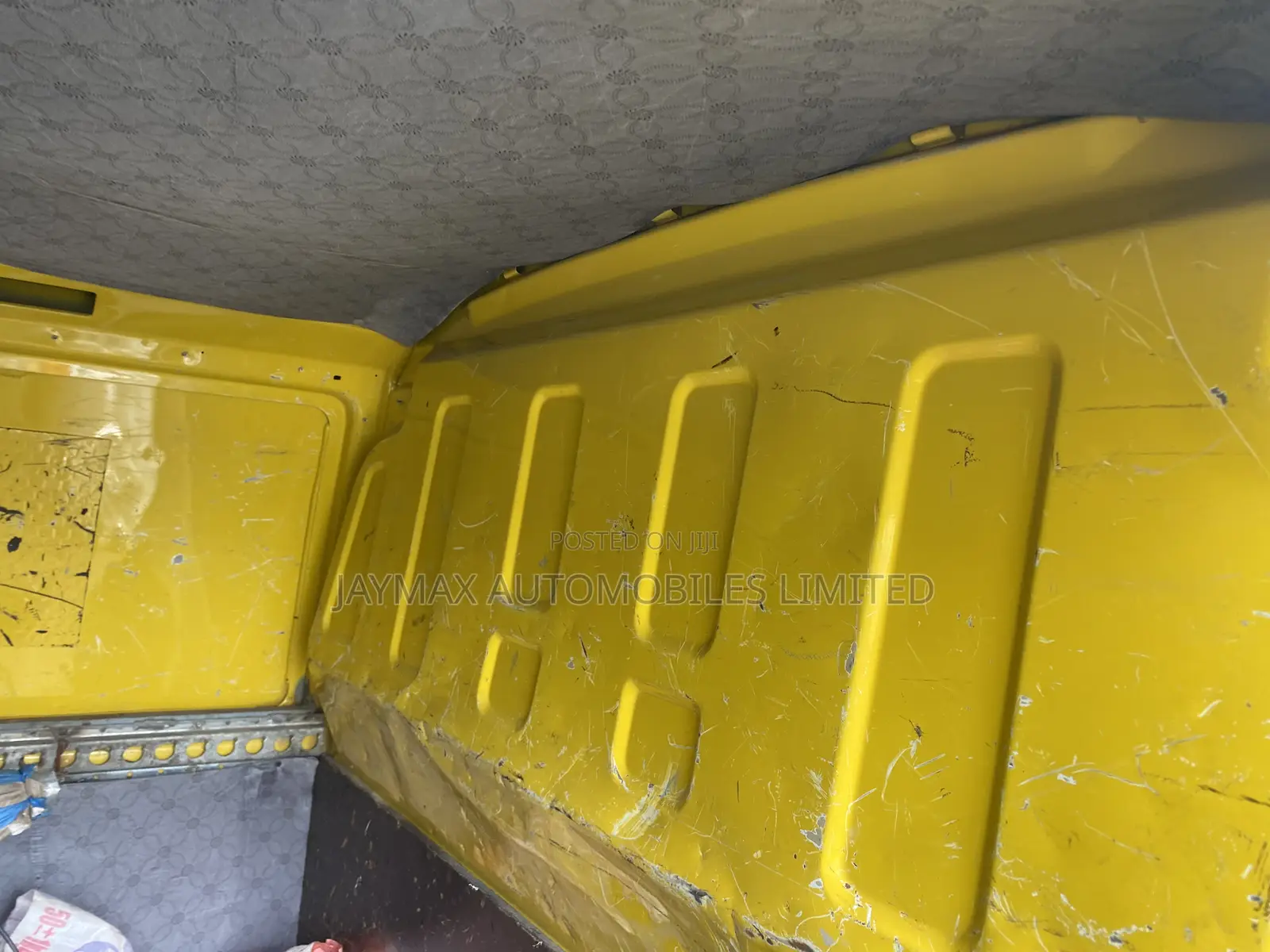 Volkswagen Transporter 2004 Yellow