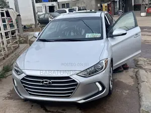 Hyundai Elantra Limited Sedan FWD (2.0L 4cyl 6A) 2017 Silver