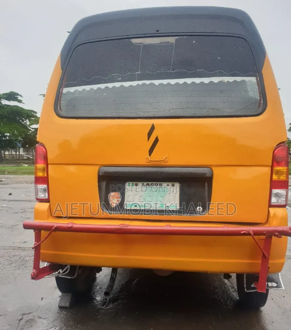 Suzuki APV Minibus 2010 Yellow
