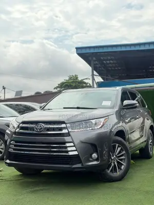 Toyota Highlander XLE 4x4 V6 (3.5L 6cyl 8A) 2017 Gray
