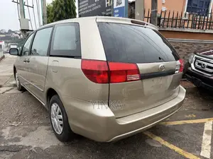Toyota Sienna CE FWD (3.3L V6 5A) 2004 Gold