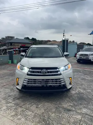 Toyota Highlander XLE 4dr SUV AWD (3.5L 6cyl 6A) 2015 White