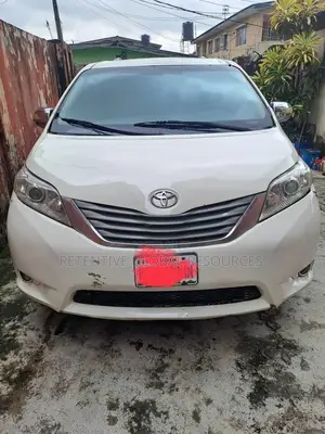 Toyota Sienna XLE 7-Passenger 4dr Minivan AWD (3.5L 6cyl 6A) 2014 White