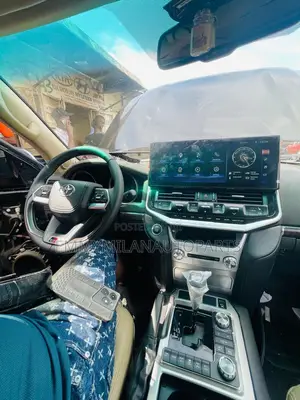 Android and Console Landcruser 2020