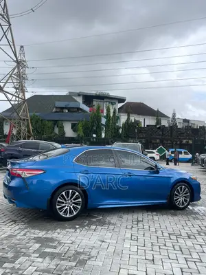 Toyota Camry SE (2.5L 4cyl 8A) 2019 Blue