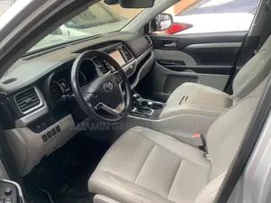 Toyota Highlander XLE 4x4 V6 (3.5L 6cyl 8A) 2018 Silver