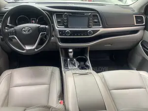 Toyota Highlander XLE 4x4 V6 (3.5L 6cyl 8A) 2018 Silver