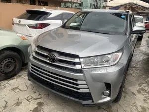 Toyota Highlander XLE 4x4 V6 (3.5L 6cyl 8A) 2018 Silver